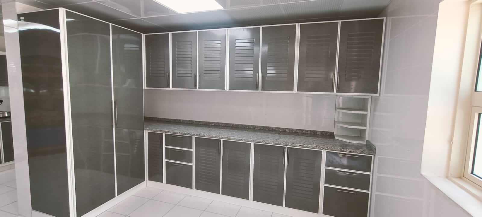 Custom aluminium facade with louvers in UAE commercial project by Tariq Aluminum